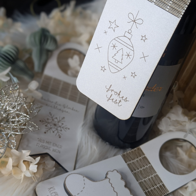 14 Designs SVG Laserdatei Weihnachten Flaschenanhänger Weinflaschen Anhänger Weinflaschenanhänger Flexwood Flexibles Holz SVG Datei Nikolaus Christkind – Bild 17