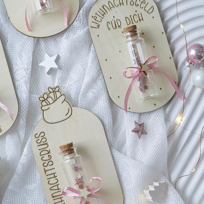 6 Designs Laserdatei Halter für Geldgeschenke, Gutscheine und Kleinigkeiten Weihnachten Nikolaus Christkind Wichtel SVG Datei inkl Gravuren – Bild 21