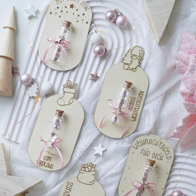 6 Designs Laserdatei Halter für Geldgeschenke, Gutscheine und Kleinigkeiten Weihnachten Nikolaus Christkind Wichtel SVG Datei inkl Gravuren – Bild 22