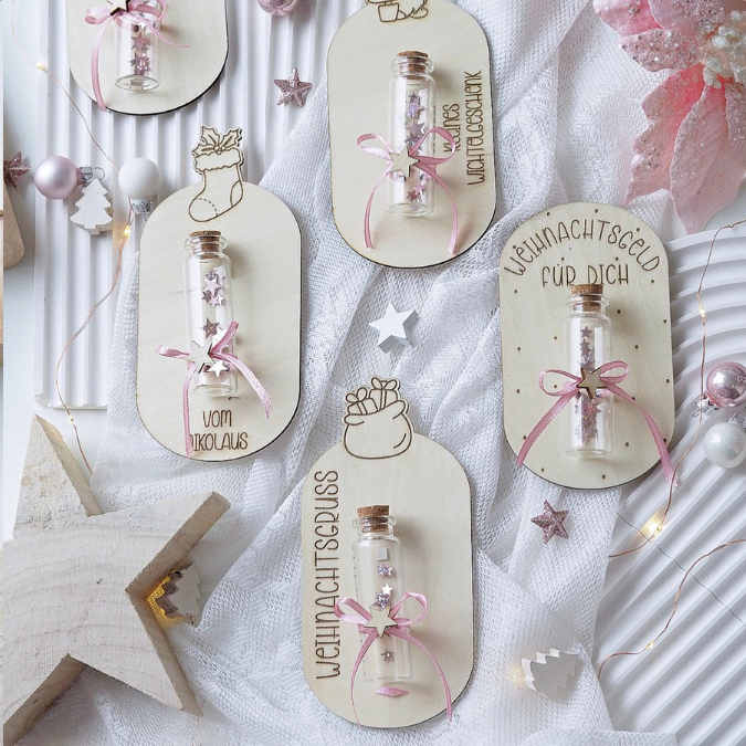 6 Designs Laserdatei Halter für Geldgeschenke, Gutscheine und Kleinigkeiten Weihnachten Nikolaus Christkind Wichtel SVG Datei inkl Gravuren – Bild 23