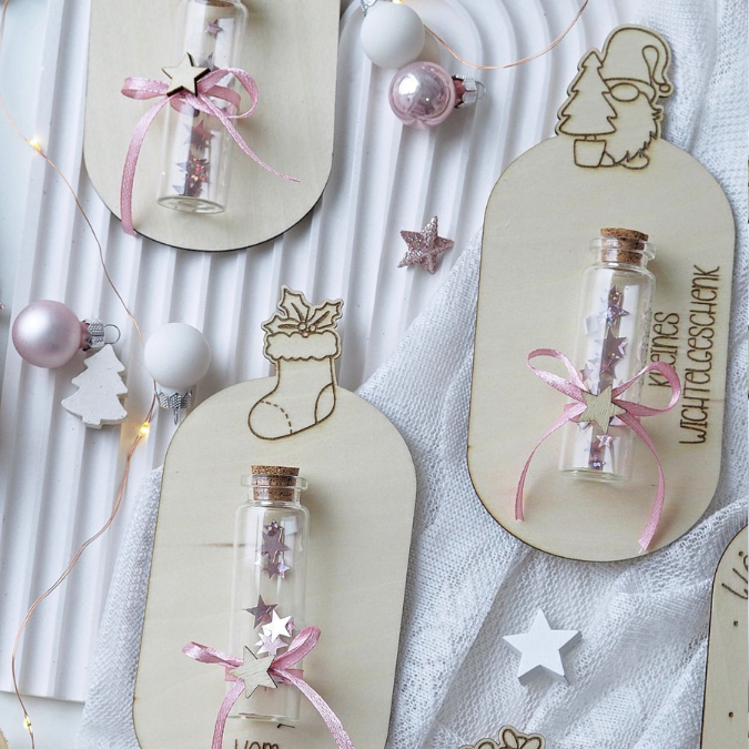 6 Designs Laserdatei Halter für Geldgeschenke, Gutscheine und Kleinigkeiten Weihnachten Nikolaus Christkind Wichtel SVG Datei inkl Gravuren – Bild 25