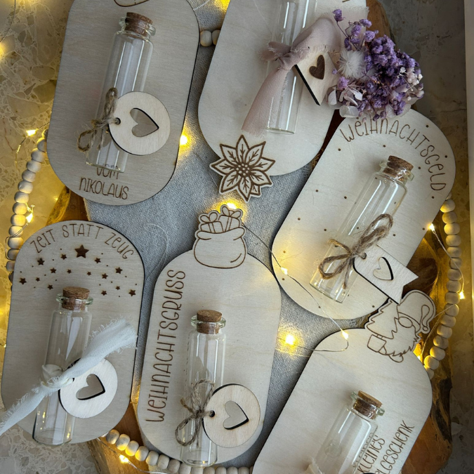 6 Designs Laserdatei Halter für Geldgeschenke, Gutscheine und Kleinigkeiten Weihnachten Nikolaus Christkind Wichtel SVG Datei inkl Gravuren – Bild 3