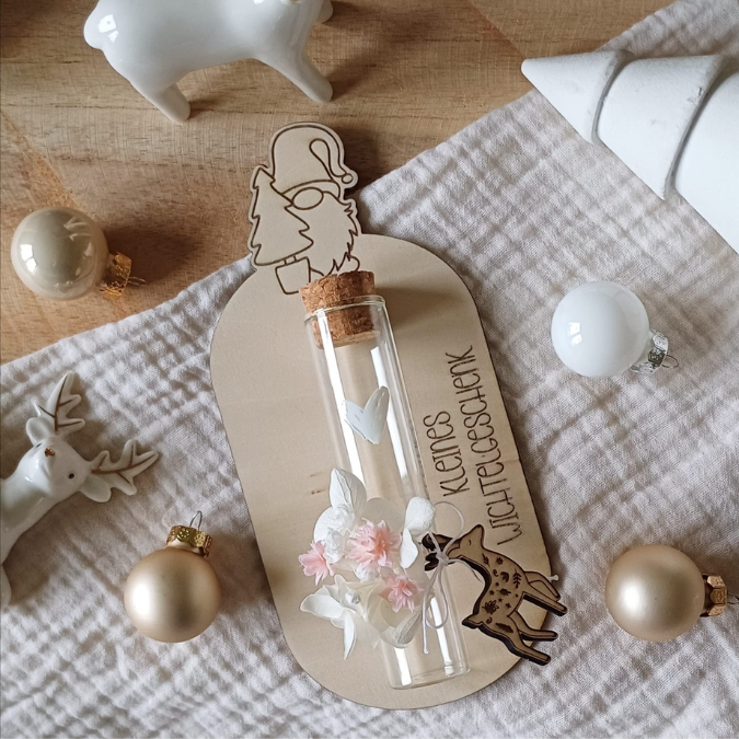 6 Designs Laserdatei Halter für Geldgeschenke, Gutscheine und Kleinigkeiten Weihnachten Nikolaus Christkind Wichtel SVG Datei inkl Gravuren – Bild 36