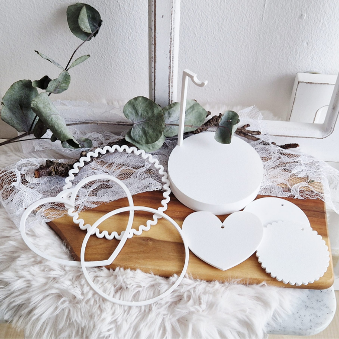 3D Druck Datei STL Aufhänger GRUNDSET Gestell inkl 2 Bodenplatten, 3 Kränzen und 3 Dekoscheiben als Blanko 3D-Druck Datei Mama Freundin Oma – Bild 4