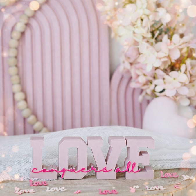 STL 3D Druck Datei Aufsteller Schriftzug Statement "Love conquers all" 3D-Druck Datei liebe Valentinstag Paar Hochzeit Ehe Jahrestag – Bild 3