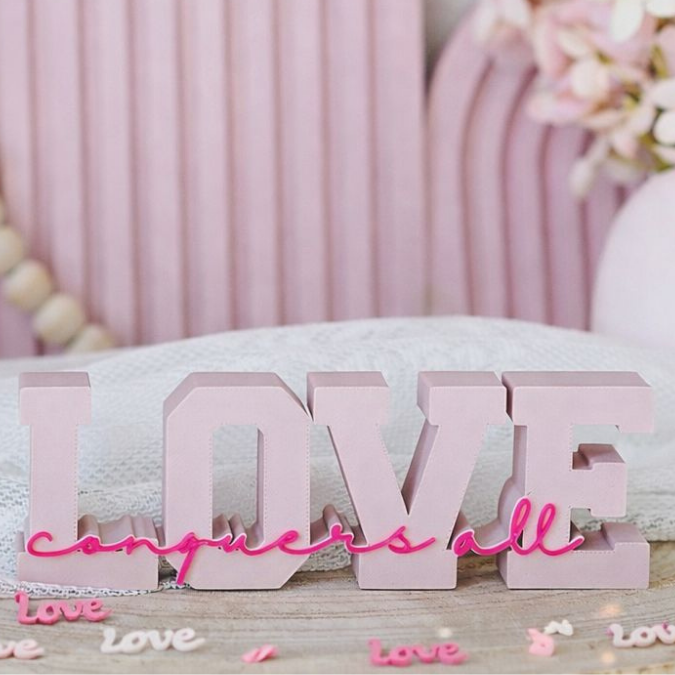 STL 3D Druck Datei Aufsteller Schriftzug Statement "Love conquers all" 3D-Druck Datei liebe Valentinstag Paar Hochzeit Ehe Jahrestag
