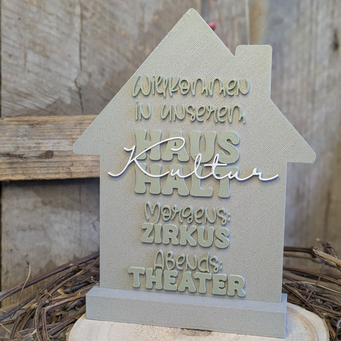 STL 3D Druck Datei 3er Set Aufsteller mit Ständern und Wanddeko Willkommen in unserem Kulturhaushalt Statement 3D-Druck Datei Haus Zirkus – Bild 4