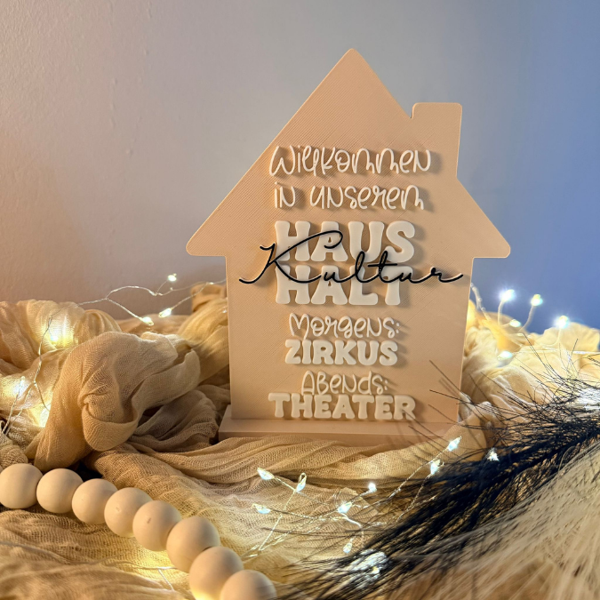 STL 3D Druck Datei 3er Set Aufsteller mit Ständern und Wanddeko Willkommen in unserem Kulturhaushalt Statement 3D-Druck Datei Haus Zirkus – Bild 3
