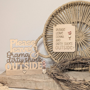 SVG Laser Datei Klötzchenaufsteller Easysticks und Wanddeko "Please leave Drama and dirty shes outside" quote Eingangsbereich SVG-Laserdatei