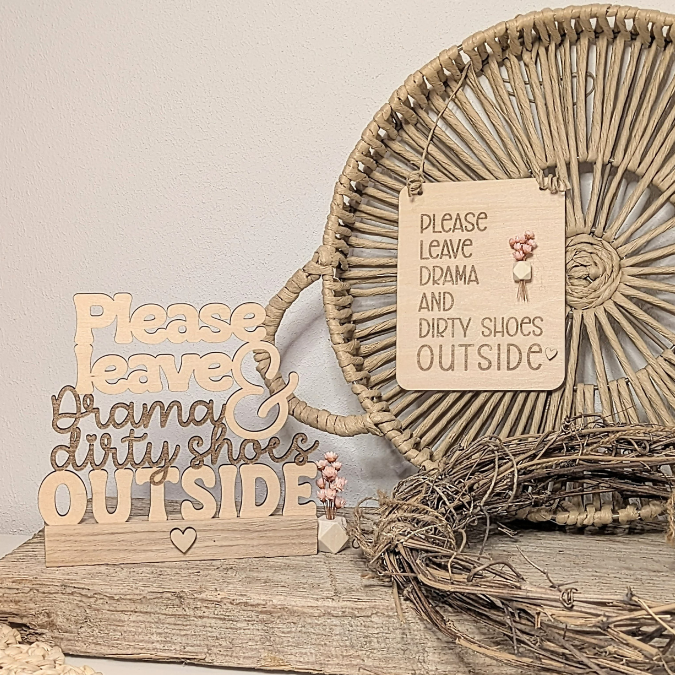 SVG Laser Datei Klötzchenaufsteller Easysticks und Wanddeko "Please leave Drama and dirty shes outside" quote Eingangsbereich SVG-Laserdatei