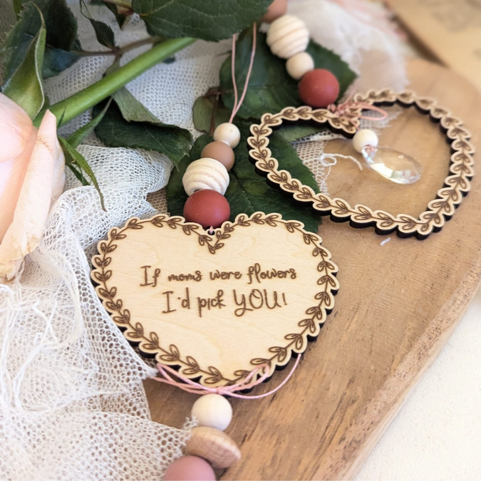 SVG Laserdatei Herzkranz mit Sonnenfänger Rose Blume Mama Muttertag englisch Anhänger Geschenkanhänger Deko Geschenkidde SVG-Datei – Bild 3