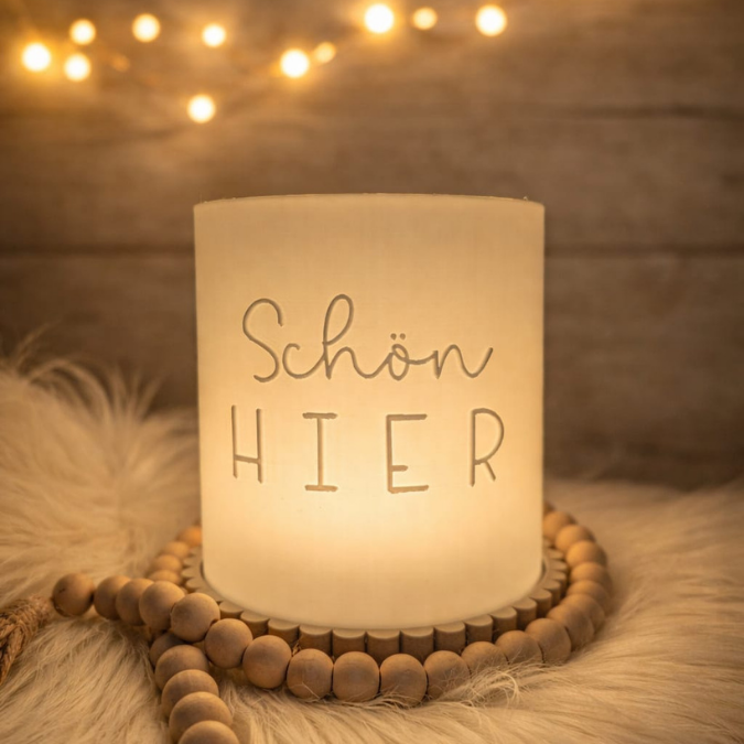 1 3D Druck Datei STL Windlicht rund inkl 2 versch. Sockel für beliebige LED Lichter "Schön hier" 3D-Druck Lampe Outdoor 125x135 SKALIERBAR