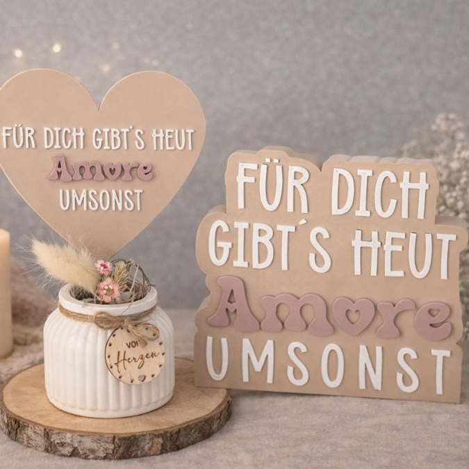 STL 3D Druck Datei 3er Set Schriftzug Schild zum hängen & Herzstecker Statement "Für dich gibts heut Amore umsonst" 3D-Druck Datei Quote