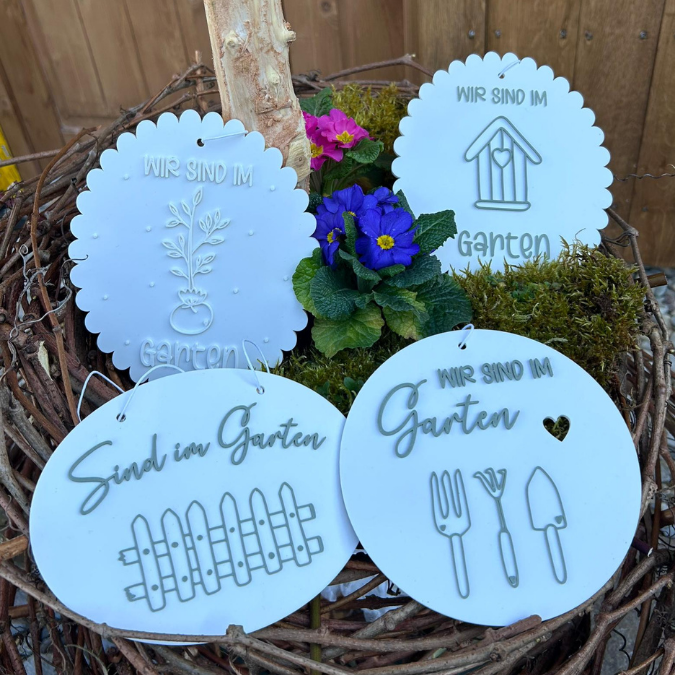 STL 3D Druck Datei Sind im Garten Schilder zum aufhängen Gartenliebe Gartenglück in 4 Designs mit Löchern für Sonnenfänger oder Anhänger – Bild 3