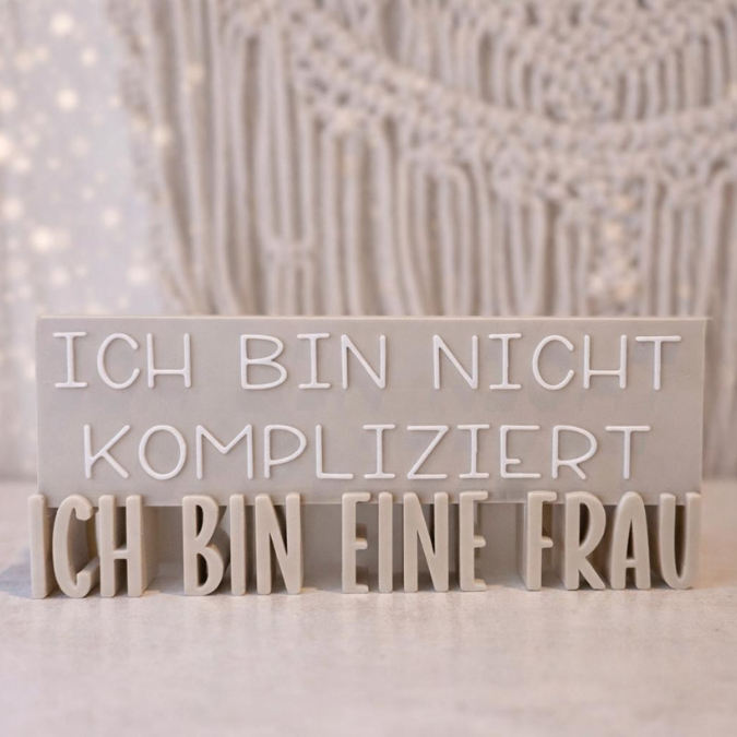 STL 3D Druck Datei Schriftzug Statement "Ich bin nicht kompliziert ich bin eine Frau" Frauenpower 3D-Druck Datei Aufsteller – Bild 4