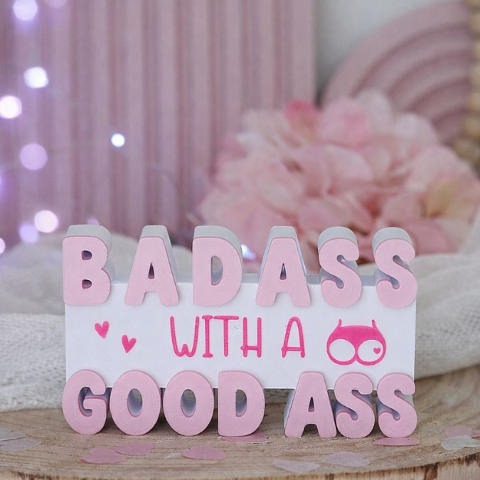 STL 3D Druck Datei Aufsteller Schriftzug Statement "Badass with a good ass" 3D-Druck Datei Quote Spruch positiv – Bild 3