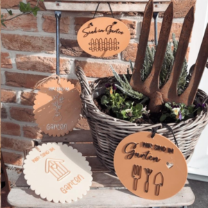 STL 3D Druck Datei Sind im Garten Schilder zum aufhängen Gartenliebe Gartenglück in 4 Designs mit Löchern für Sonnenfänger oder Anhänger