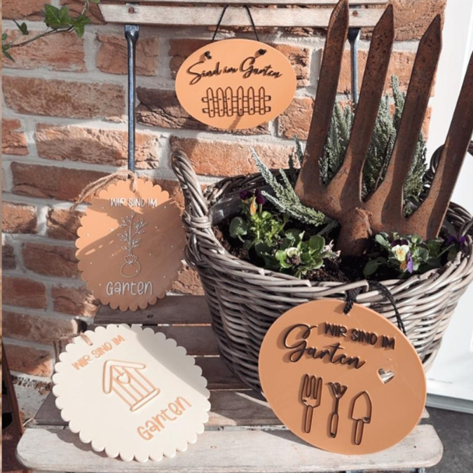 STL 3D Druck Datei Sind im Garten Schilder zum aufhängen Gartenliebe Gartenglück in 4 Designs mit Löchern für Sonnenfänger oder Anhänger