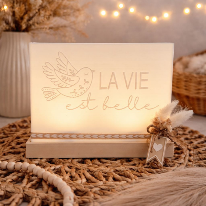 1 3D Druck Datei STL Rechteckig Windlicht für beliebige LED Lichter "La vie est belle" mit Vogel inkl Sockel 180x100mm