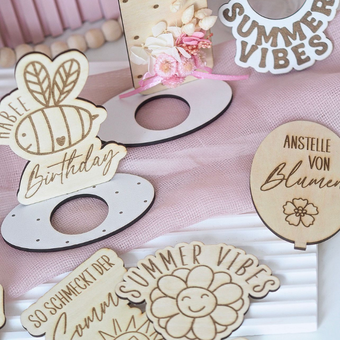 SVG Laserdatei 12 Designs Flaschenanhänger Aufstecker Weinflaschen Anhänger Weinflaschenanhänger Sommer Geburtstag Mitbringsel 3mm 4mm SVG Datei – Bild 15
