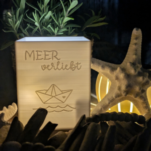 3D Druck Datei STL Windlicht für beliebige LED Lichter Quadratisch Meer Meerverliebt Boot Papierboot Strand inkl Sockel 120x120mm 3D-Druck