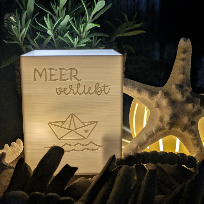 3D Druck Datei STL Windlicht für beliebige LED Lichter Quadratisch Meer Meerverliebt Boot Papierboot Strand inkl Sockel 120x120mm 3D-Druck