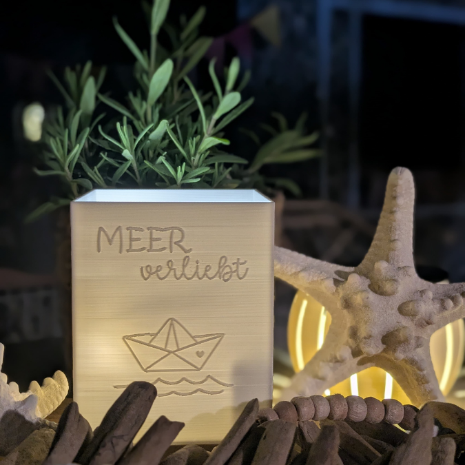 3D Druck Datei STL Windlicht für beliebige LED Lichter Quadratisch Meer Meerverliebt Boot Papierboot Strand inkl Sockel 120x120mm 3D-Druck – Bild 5