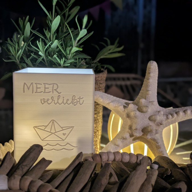 3D Druck Datei STL Windlicht für beliebige LED Lichter Quadratisch Meer Meerverliebt Boot Papierboot Strand inkl Sockel 120x120mm 3D-Druck – Bild 7
