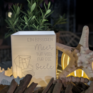3D Druck Datei STL Maritim Windlicht für beliebige LED Lichter Quadratisch Meer tut viel für die Seele Strand inkl Sockel 120x120mm 3D-Druck
