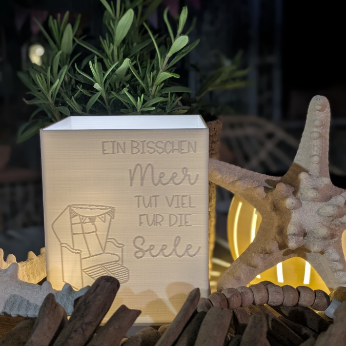 3D Druck Datei STL Maritim Windlicht für beliebige LED Lichter Quadratisch Meer tut viel für die Seele Strand inkl Sockel 120x120mm 3D-Druck