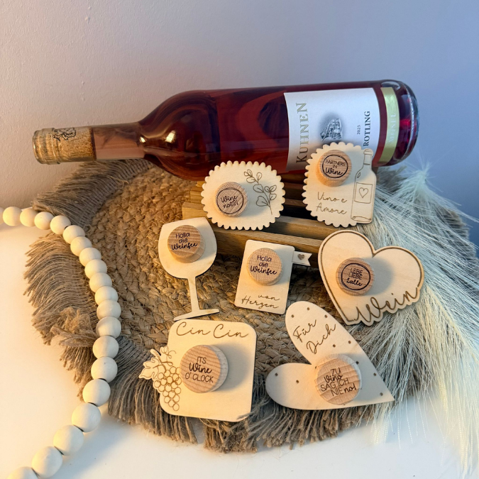 SVG Laserdatei 16 Designs Weinkorken Halter für Korken Wein SB Lädchen Schrankladen Korkenhalter Verpackung für Korken SVG Datei – Bild 16