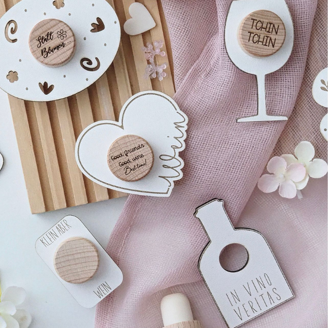 SVG Laserdatei 16 Designs Weinkorken Halter für Korken Wein SB Lädchen Schrankladen Korkenhalter Verpackung für Korken SVG Datei – Bild 29