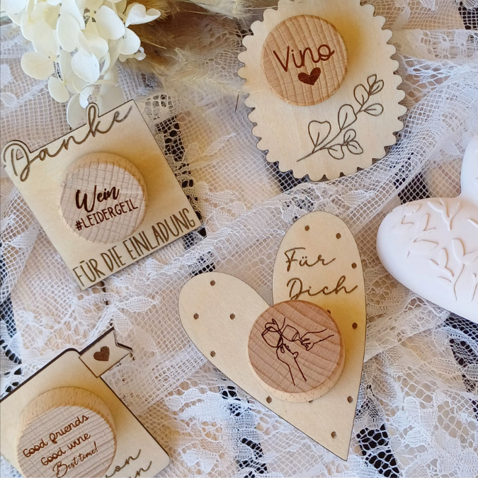 SVG Laserdatei 16 Designs Weinkorken Halter für Korken Wein SB Lädchen Schrankladen Korkenhalter Verpackung für Korken SVG Datei – Bild 38