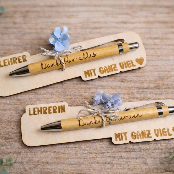SVG Laser Datei Stiftehalter inkl Gravuren für Kugelschreiber Erzieherin Erzieher Lehrer Kindergartenabschied Kita Lehrerin Datei Abschied – Bild 5