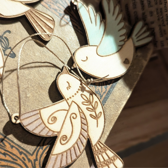 SVG Laserdatei Vögel Vogel Vögelchen Sonnenfänger Frühling Sommer Anhänger Geschenkanhänger viele designs mit 1 & 2 Löchern SVG-Datei – Bild 13