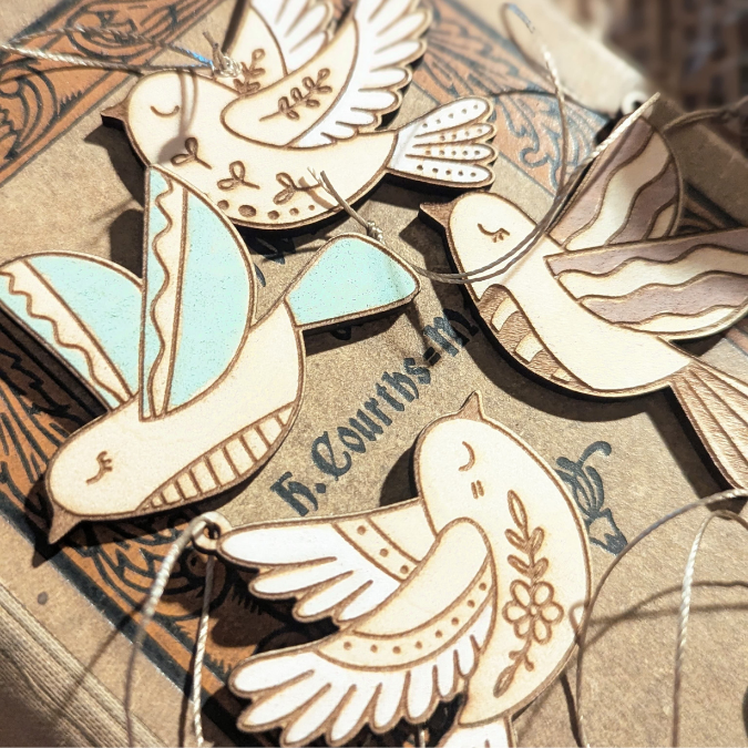 SVG Laserdatei Vögel Vogel Vögelchen Sonnenfänger Frühling Sommer Anhänger Geschenkanhänger viele designs mit 1 & 2 Löchern SVG-Datei – Bild 14