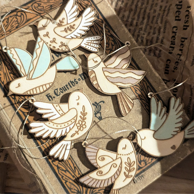SVG Laserdatei Vögel Vogel Vögelchen Sonnenfänger Frühling Sommer Anhänger Geschenkanhänger viele designs mit 1 & 2 Löchern SVG-Datei – Bild 15