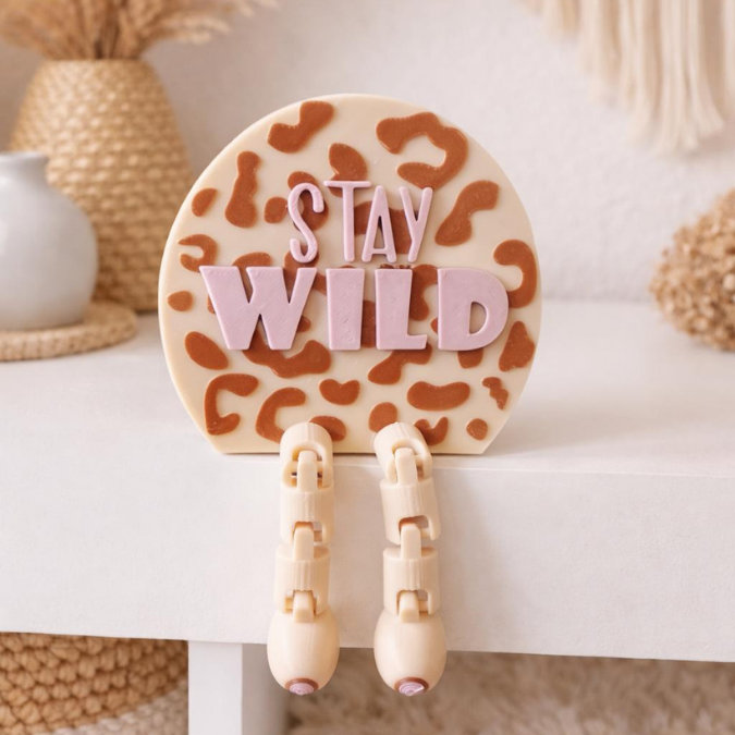 3MF für Bambu 3D Druck Datei 2 Designs Wackelbeine Statement Stay Wild and free Leo mit Beinen Deko 3D-Druck 3mf datei kawaii cute boho flexi friend – Bild 3
