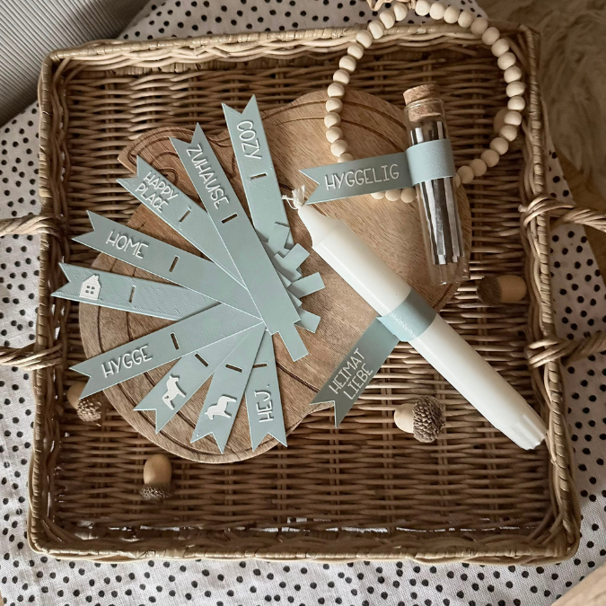 STL 3D Druck Datei 11 Designs Hygge Cozy Home Reagenzglas oder Kerzenbanderole Kerzenfahne Kerzenfähnchen Kerzendeko Kerze Geschenkidee Tag