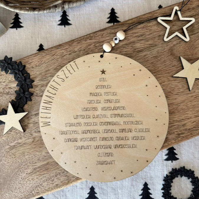 SVG Laserdatei Holzscheibe Weihnachten Adjektive Bedeutung Winter Weihnachtsdeko Tannenbaum mit Anhänger Winterdeko Türkranz SVG Datei – Bild 6