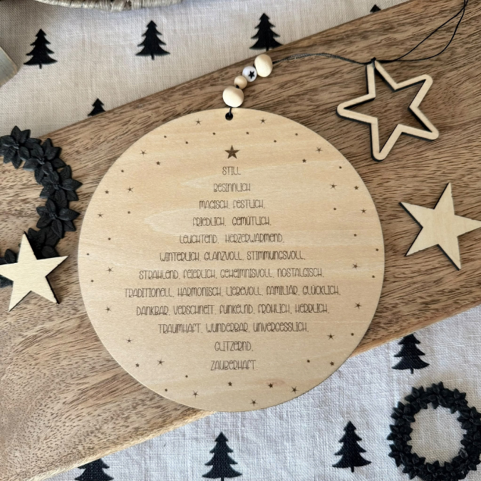 SVG Laserdatei Holzscheibe Weihnachten Adjektive Bedeutung Winter Weihnachtsdeko Tannenbaum mit Anhänger Winterdeko Türkranz SVG Datei – Bild 4