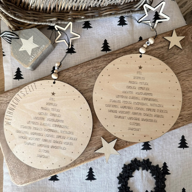 SVG Laserdatei Holzscheibe Weihnachten Adjektive Bedeutung Winter Weihnachtsdeko Tannenbaum mit Anhänger Winterdeko Türkranz SVG Datei – Bild 5