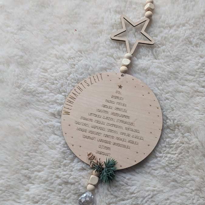 SVG Laserdatei Holzscheibe Weihnachten Adjektive Bedeutung Winter Weihnachtsdeko Tannenbaum mit Anhänger Winterdeko Türkranz SVG Datei – Bild 15