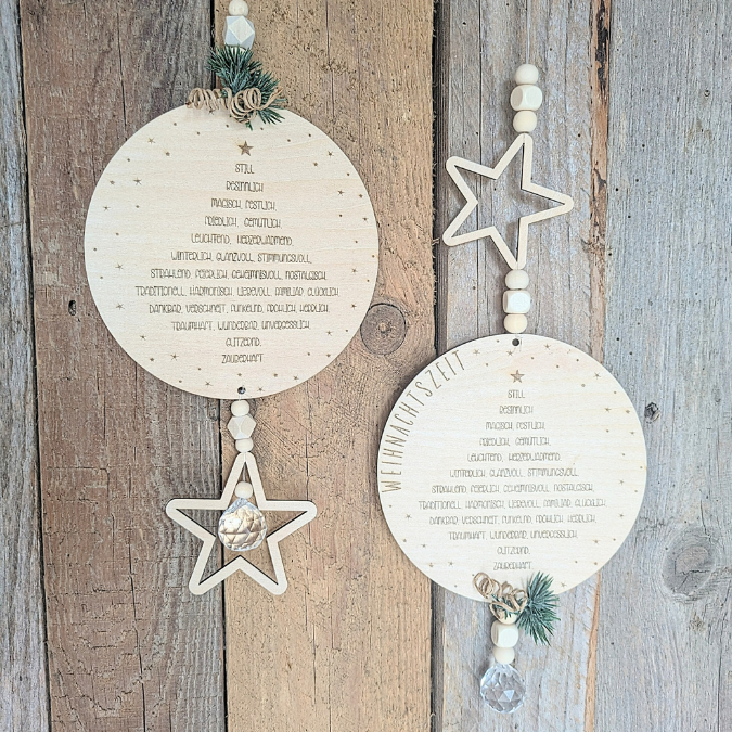 SVG Laserdatei Holzscheibe Weihnachten Adjektive Bedeutung Winter Weihnachtsdeko Tannenbaum mit Anhänger Winterdeko Türkranz SVG Datei – Bild 12