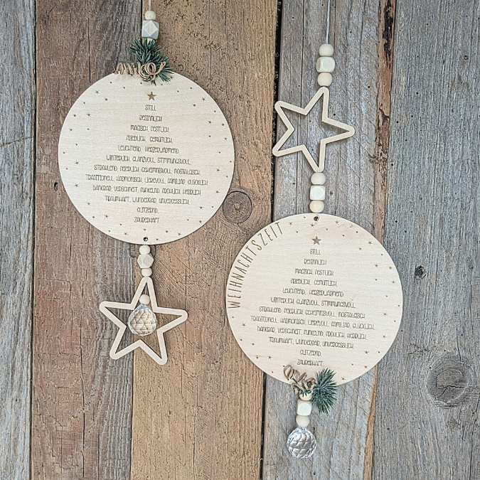SVG Laserdatei Holzscheibe Weihnachten Adjektive Bedeutung Winter Weihnachtsdeko Tannenbaum mit Anhänger Winterdeko Türkranz SVG Datei – Bild 13