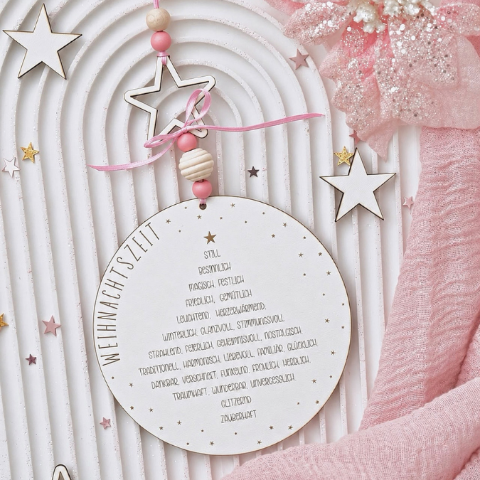 SVG Laserdatei Holzscheibe Weihnachten Adjektive Bedeutung Winter Weihnachtsdeko Tannenbaum mit Anhänger Winterdeko Türkranz SVG Datei – Bild 3